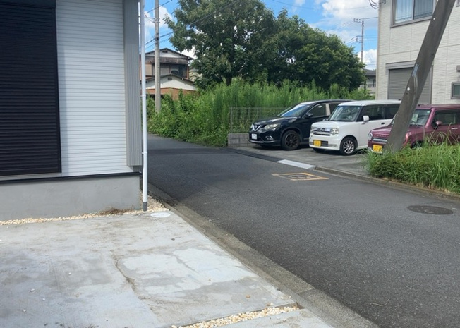 【前面道路含む現地写真】 | 下溝新築戸建 | 南東5.0mおよび南西4.0mの公道に面した開放的な角地。前面道路がしっかり整備されているため車のすれ違いもスムーズに行えます。日当たりや風通しの良さをぜひ実際の現地にて直接ご確認なさってください。