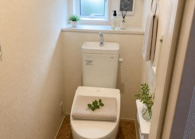 【トイレ】 | 下溝新築戸建 | 朝のラッシュ時も快適に使える2ヶ所のトイレを設置。温水洗浄便座を標準採用しており、毎日快適にご利用いただけます。お掃除もしやすい衛生的な内装仕上げで、いつも清潔な空間をキープできる設計です。