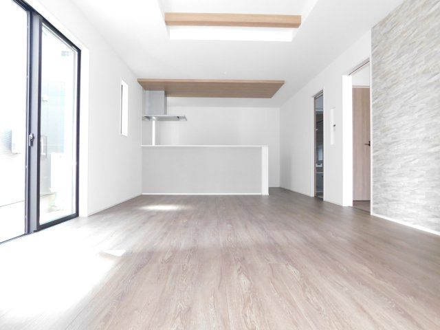 清須市中河原の新築一戸建の居間・リビング|◇リビング◇　　明るいリビング１７．０帖　折下天井のおしゃれなキッチン♪