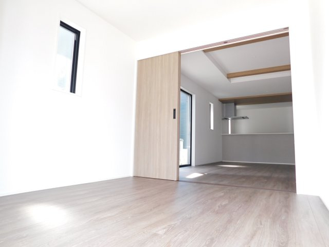 清須市中河原の新築一戸建のその他|◇洋室◇　　明るいリビングの続き間には子育てに嬉しい４．５帖の洋室付き♪　収納完備♪