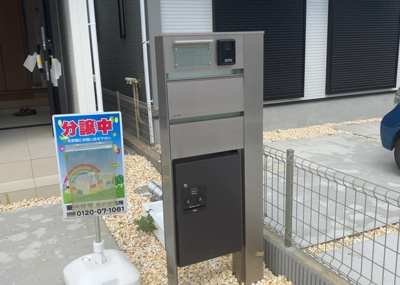 【防犯設備】 | 下溝新築戸建 | TVモニタ付インターホンやピッキング対策を施した鍵など、防犯面に配慮した設備を整えています。周辺は閑静な第一種低層住居専用地域のため、小さなお子様がいるご家庭でも夜間を含め安心して過ごせます。