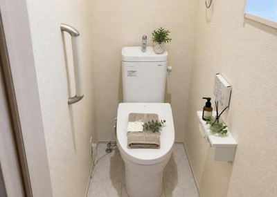 【トイレ】 | 下溝新築戸建 | 温水洗浄便座を採用した清潔感あふれるトイレです。1階と2階の2ヶ所に設置されているため、朝のラッシュ時や夜間の利用時にも混雑せず便利。お掃除もしやすい最新の衛生設備で快適な毎日をサポートします。