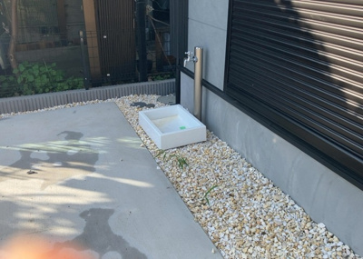 【設備】 | 相模台新築戸建 | 敷地内には屋外作業に大変重宝する散水栓・立水栓を設置しております。愛車の洗車や庭木への水やり、掃除など大量の水を使う場面でも、水道を直接利用できて日々の家事や趣味を快適に支えます。