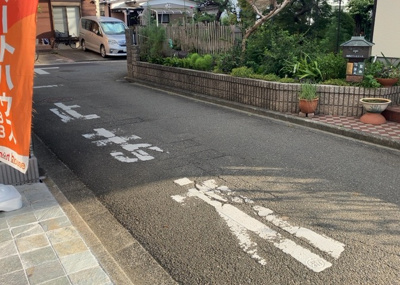 【前面道路含む現地写真】 | 相模台新築戸建 | 小田急小田原線「相武台前」駅利用可能な立地です。前面道路は南西向きの幅員4.0m公道となっており、視界を遮る高い建物も少なく、日当たりと風通しに恵まれた心地よい住環境が確保されています。