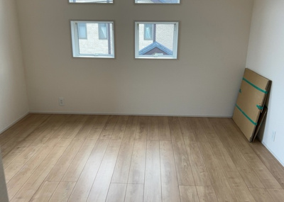 【寝室】 | 弥栄新築戸建 | 寝室でゆっくりと過ごすためにはベッド周りの適度な空間を担保することや窓の位置、照明の明るさ、寝室の広さなどを考える必要があります。自身や家族の構成とライフスタイルに併せて寝室にする部屋を選びましょう！