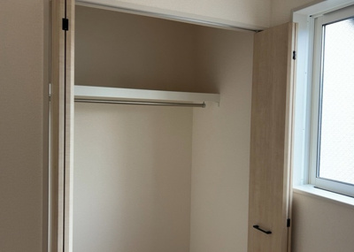 【収納】 | 弥栄新築戸建 | デザイン性を重視しすぎて収納が少なかった！なんてことにならないため、事前に現地で収納の数を確認しておくことをお勧めします。クローゼット以外にも床下収納や屋根裏収納、パントリーなどもチェックしましょう。