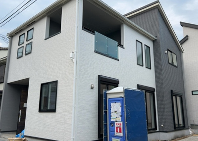 【外観】 | 弥栄新築戸建 | ついに完成致しました！現地をご見学に行く際は、道路の幅や周辺の交通量、施設などをご確認頂くことをおすすめします！物件の流れが早いため、内見をしたい方はお早めに当社営業までお問い合わせ頂きご予約下さい！
