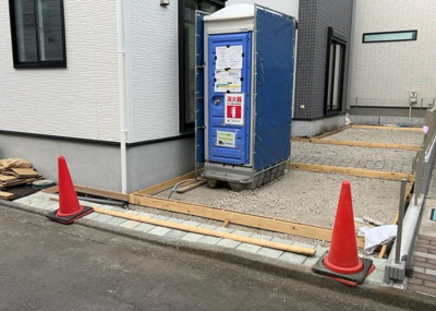 【駐車場】 | 弥栄新築戸建 | 駐車場と明記されていても、最小スペースでつくられた駐車場だと大型車は駐車できなかったり、出入りしにくくなったりする可能性があります。お車のサイズと購入したい物件の駐車場のサイズを現地で確認しましょう。