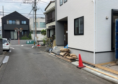 【前面道路含む現地写真】 | 弥栄新築戸建 | 住宅用の土地では前面道路に2m以上接していなければならないと法律で定められています。しかし、お持ちの車のサイズやライフスタイルなどにより、2mでは利便が悪い場合もございますので、事前に確認しましょう。