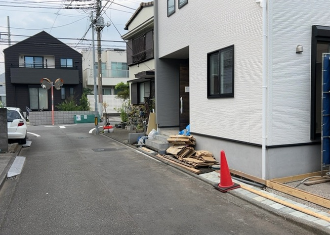 【前面道路含む現地写真】 | 弥栄新築戸建 | 住宅用の土地では前面道路に2m以上接していなければならないと法律で定められています。しかし、お持ちの車のサイズやライフスタイルなどにより、2mでは利便が悪い場合もございますので、事前に確認しましょう。
