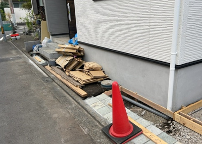 【庭】 | 弥栄新築戸建 | 庭があることでガーデニングや家庭菜園はもちろん、こどもの遊び場やペットを放して遊ぶことができます。また、家の周囲に余裕があるということです。隣地との間があれば、十分な日当たりと、風通しが確保できます。