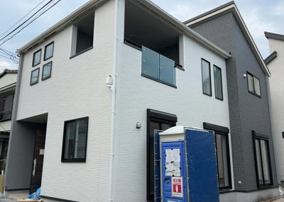 【構造・工法・仕様】 | 弥栄新築戸建 | 木造住宅とは土台、壁、柱など建築物の強度を支える構造体の材に木が使用されている構造を指します。構造体は建物の自重を支えるだけではなく風圧や水圧、積裁荷重などあらゆる衝撃に耐えるための基礎です。
