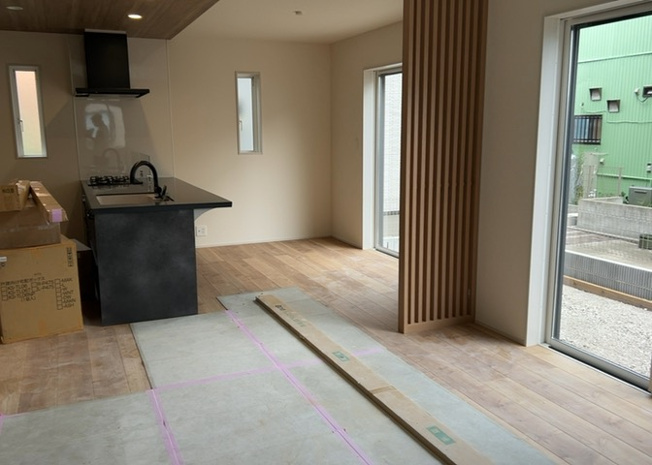 【居間・リビング】 | 弥栄新築戸建 | L型アイランドタイプは、キッチンからダイニングにもリビングにも目が行き届くので、とても使いやすい配置です。L字型独立タイプは、キッチンを独立させてるためLDKというよりもLDといった様なイメージです。
