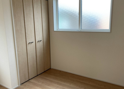 【子供部屋】 | 弥栄新築戸建 | 子供が何人でも年齢によっては、受験時にしっかり壁のある個室があった方が良い場合もあります。難しい問題ですが、兄弟の人数や、性別や年齢差によって状況が異なりますので、数年後のこともしっかり考えましょう。