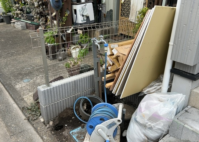 【設備】 | 弥栄新築戸建 | 敷地内には、散水栓や立水栓があります。水道水を直接利用できるため、水を運ぶ手間を省くことが出来ます。大量の水を必要とする洗車作業や清掃などに役立ちます。その他設備とあわせて、現地でご確認ください。