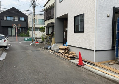 【前面道路含む現地写真】 | 弥栄新築戸建 | お持ちの車種によっては前面道路が広い方が便利でしょう。しかし、前面道路が広ければその分交通量が多くなるため、騒音などが気になる場合があります。実際に現地を見学し、周辺交通量や騒音などを確認しましょう！