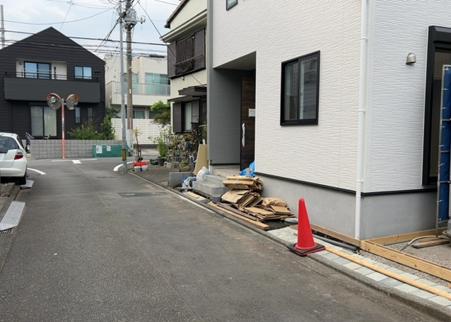 【前面道路含む現地写真】 | 弥栄新築戸建 | お持ちの車種によっては前面道路が広い方が便利でしょう。しかし、前面道路が広ければその分交通量が多くなるため、騒音などが気になる場合があります。実際に現地を見学し、周辺交通量や騒音などを確認しましょう！