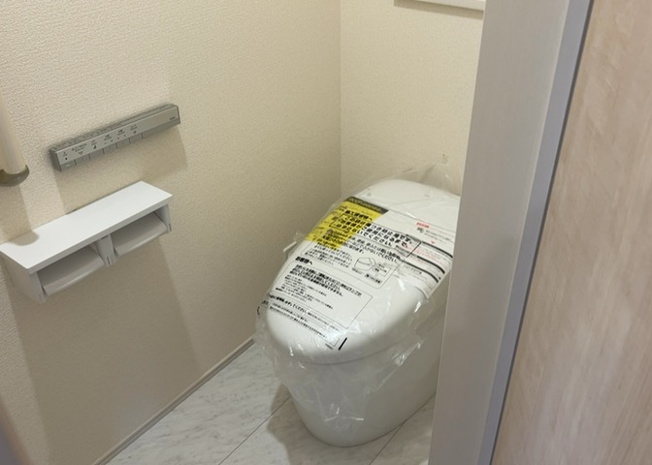 【トイレ】 | 弥栄新築戸建 | トイレは大きさや形、機能、抗菌性などが異なる多種多彩なタイプが各メーカーから出ています。それぞれに良さがあるため、事前にどういったタイプのトイレがいいのかをご家庭内で決めて、内見に行くといいでしょう。