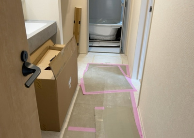 【脱衣所】 | 弥栄新築戸建 | 多くの戸建て住宅で見かける洗面脱衣所は、洗面台と洗濯機が2畳ほどのスペースに並べられていて、洗面所が脱衣所を兼ね備えている間取りが一般的です。お客様が利用することもある、パブリックな空間でもあります。