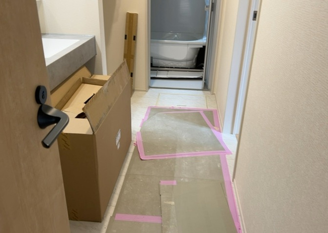 【脱衣所】 | 弥栄新築戸建 | 多くの戸建て住宅で見かける洗面脱衣所は、洗面台と洗濯機が2畳ほどのスペースに並べられていて、洗面所が脱衣所を兼ね備えている間取りが一般的です。お客様が利用することもある、パブリックな空間でもあります。