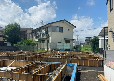 【バルコニー】 | 東林間新築戸建 | バルコニーは、室外の専用スペースのうち、「屋根がなく開放された空間」であるものを指します。ベランダより広いタイプのものが多く、日当たりもよいため家庭菜園などを楽しみたい人にとって適した環境となります。