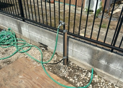 【設備】 | 東林間新築戸建 | 敷地内には、散水栓や立水栓があります。水道水を直接利用できるため、水を運ぶ手間を省くことが出来ます。大量の水を必要とする洗車作業や清掃などに役立ちます。その他設備とあわせて、現地でご確認ください。