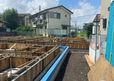 【構造・工法・仕様】 | 東林間新築戸建 | 木造住宅とは土台、壁、柱など建築物の強度を支える構造体の材に木が使用されている構造を指します。構造体は建物の自重を支えるだけではなく風圧や水圧、積裁荷重などあらゆる衝撃に耐えるための基礎です。