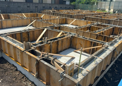 【冷暖房・空調設備】 | 東林間新築戸建 | 基礎パッキング工法とは、床下の換気確保のため基礎と土台の間に緩衝材を挟み込む工法です。土台の下に数十センチの間隔で設置されるため、全体的な隙間が生まれます。床下換気口に比べて高い通気性が確保されます。