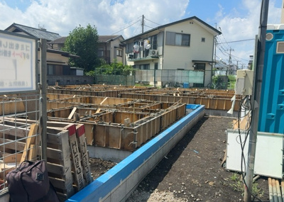 【外観】 | 東林間新築戸建 | 現地に行くなら、物件の周囲の地形がどうなっているかを見ることも大切です。周辺より低くなっている土地では、大雨などで水が集まりやすいため、地盤が弱くなっているということも考えられるため、注意が必要です。