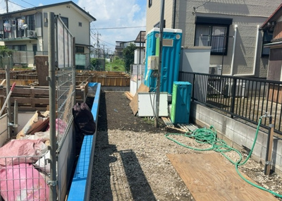 【駐車場】 | 東林間新築戸建 | 車一台あたりに必要なスペースは、標準サイズの普通自動車で横幅2m50cm、長さ5mは必要になります。ただし、乗降のことも考慮して横幅3m30cm、長さ5m50cmほどは確保できるところを選びましょう。