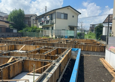 【庭】 | 東林間新築戸建 | 庭のある家に住むことのメリットとして、子どもたちの遊び場を確保できること、ガーデニングや家庭菜園を楽しめること、明るさを確保できることがあります。また、配置を工夫することでプライバシーが確保できます。