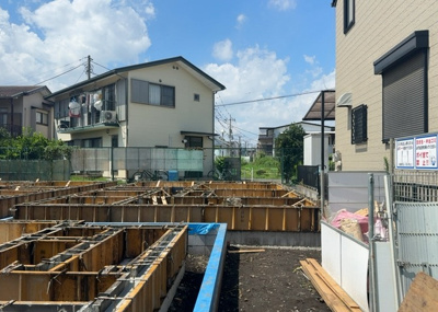 【玄関】 | 東林間新築戸建 | 玄関は、狭すぎると複数人で使いにくく、広すぎても無駄な空間になりがちです。最低2畳を目安にして、家の広さとの兼ね合いや家族の人数を考慮して決めるとよいでしょう。現地を見学して快適な玄関を選びましょう！