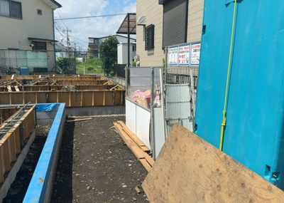 【玄関】 | 東林間新築戸建 | 玄関ポーチにおいて最も重視すべきと言っても良いのが広さです。適切な広さの玄関ポーチでないと外見的なバランスは崩れてしまいますし、何より使いにくくなってしまいますので、現地で実際に下見をしてみましょう！