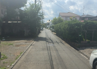 【前面道路含む現地写真】 | 東林間新築戸建 | 住宅用の土地では前面道路に2m以上接していなければならないと法律で定められています。しかし、お持ちの車のサイズやライフスタイルなどにより、2mでは利便が悪い場合もございますので、事前に確認しましょう。