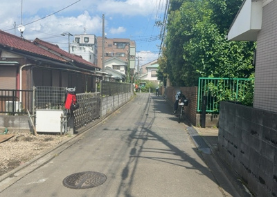 【前面道路含む現地写真】 | 東林間新築戸建 | お持ちの車種によっては前面道路が広い方が便利でしょう。しかし、前面道路が広ければその分交通量が多くなるため、騒音などが気になる場合があります。実際に現地を見学し、周辺交通量や騒音などを確認しましょう！