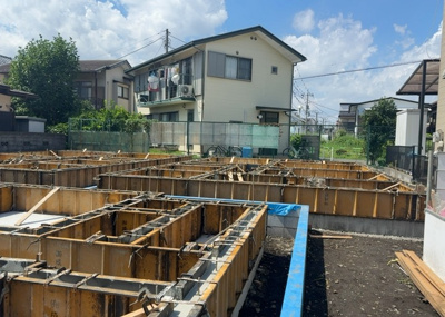 【玄関】 | 東林間新築戸建 | 玄関は家の顔でもあり、家族以外の目にも止まる場所です。玄関は外との間を仕切る扉、靴などをしまっておく収納スペース、靴脱ぎのたたきスペース、来客とのやり取りをするドアホンなど複数のアイテムからなります。