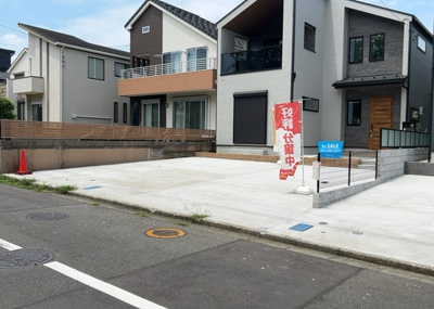 【前面道路含む現地写真】 | めじろ台新築戸建 | 住宅用の土地では前面道路に2m以上接していなければならないと法律で定められています。しかし、お持ちの車のサイズやライフスタイルなどにより、2mでは利便が悪い場合もございますので、事前に確認しましょう。