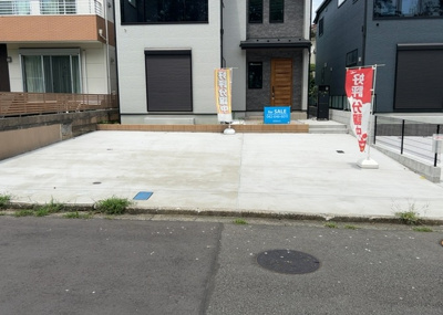 【前面道路含む現地写真】 | めじろ台新築戸建 | お持ちの車種によっては前面道路が広い方が便利でしょう。しかし、前面道路が広ければその分交通量が多くなるため、騒音などが気になる場合があります。実際に現地を見学し、周辺交通量や騒音などを確認しましょう！
