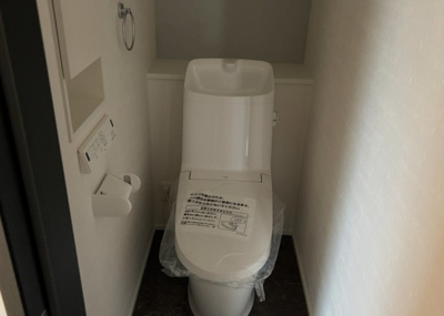 【トイレ】 | めじろ台新築戸建 | トイレは大きさや形、機能、抗菌性などが異なる多種多彩なタイプが各メーカーから出ています。それぞれに良さがあるため、事前にどういったタイプのトイレがいいのかをご家庭内で決めて、内見に行くといいでしょう。