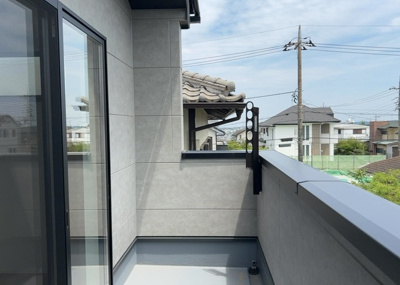 【バルコニー】 | めじろ台新築戸建 | バルコニーは、室外の専用スペースのうち、「屋根がなく開放された空間」であるものを指します。ベランダより広いタイプのものが多く、日当たりもよいため家庭菜園などを楽しみたい人にとって適した環境となります。
