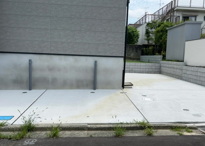 【駐車場】 | めじろ台新築戸建 | 駐車場と明記されていても、最小スペースでつくられた駐車場だと大型車は駐車できなかったり、出入りしにくくなったりする可能性があります。お車のサイズと購入したい物件の駐車場のサイズを現地で確認しましょう。