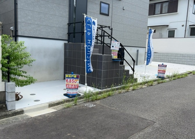 【前面道路含む現地写真】 | めじろ台新築戸建 | 住宅用の土地では前面道路に2m以上接していなければならないと法律で定められています。しかし、お持ちの車のサイズやライフスタイルなどにより、2mでは利便が悪い場合もございますので、事前に確認しましょう。