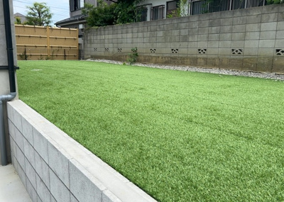 【庭】 | めじろ台新築戸建 | 庭があることでガーデニングや家庭菜園はもちろん、こどもの遊び場やペットを放して遊ぶことができます。また、家の周囲に余裕があるということです。隣地との間があれば、十分な日当たりと、風通しが確保できます。