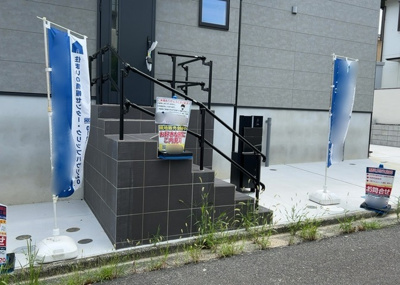 【構造・工法・仕様】 | めじろ台新築戸建 | 木造住宅とは土台、壁、柱など建築物の強度を支える構造体の材に木が使用されている構造を指します。構造体は建物の自重を支えるだけではなく風圧や水圧、積裁荷重などあらゆる衝撃に耐えるための基礎です。