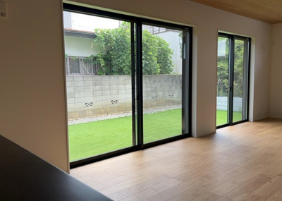 【居間・リビング】 | めじろ台新築戸建 | L型アイランドタイプは、キッチンからダイニングにもリビングにも目が行き届くので、とても使いやすい配置です。L字型独立タイプは、キッチンを独立させてるためLDKというよりもLDといった様なイメージです。