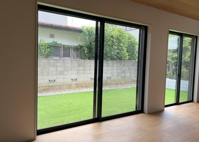 【内装】 | めじろ台新築戸建 | サッシとは、ガラス窓に使用される金属製の窓枠のことです。一般的に住宅建築では、金属製建具工事の段階で備え付けるもので、ガラス類や玄関、バスルームのスチール製のドアなどと同じタイミングで工事を行います。