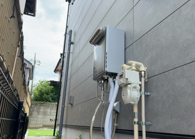【発電・温水設備】 | めじろ台新築戸建 | 省エネ給湯器とは従来型の給湯器より熱効率が高く、少ない燃料でたくさんのお湯を沸かすことが出来る高効率な給湯器のことを指します。また、省エネ給湯器には種類があり、利便性や効果なども様々です。