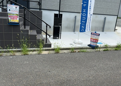 【前面道路含む現地写真】 | めじろ台新築戸建 | お持ちの車種によっては前面道路が広い方が便利でしょう。しかし、前面道路が広ければその分交通量が多くなるため、騒音などが気になる場合があります。実際に現地を見学し、周辺交通量や騒音などを確認しましょう！