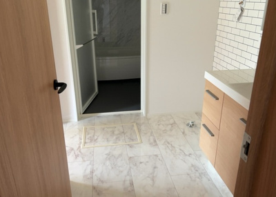 【脱衣所】 | めじろ台新築戸建 | 多くの戸建て住宅で見かける洗面脱衣所は、洗面台と洗濯機が2畳ほどのスペースに並べられていて、洗面所が脱衣所を兼ね備えている間取りが一般的です。お客様が利用することもある、パブリックな空間でもあります。
