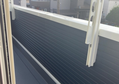 【バルコニー】 | 横川町新築戸建 | バルコニーは、室外の専用スペースのうち、「屋根がなく開放された空間」であるものを指します。ベランダより広いタイプのものが多く、日当たりもよいため家庭菜園などを楽しみたい人にとって適した環境となります。